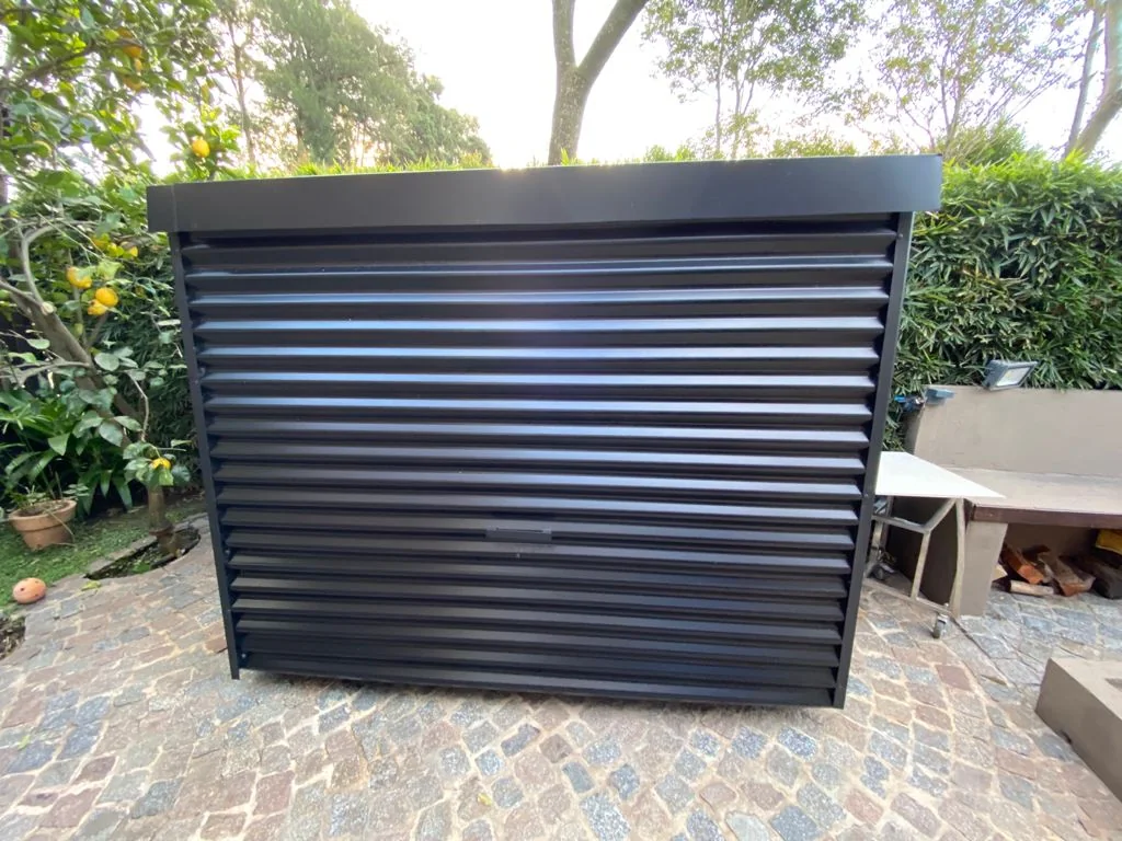 KitchBox cerrada, con exterior negro acanalado