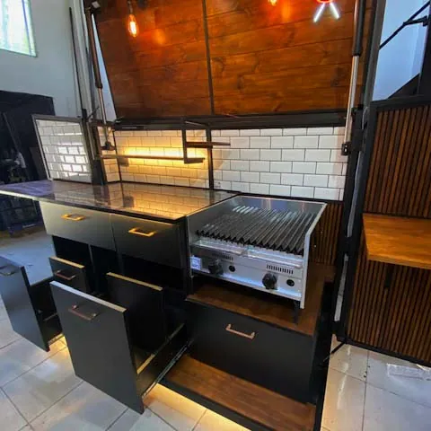 KitchBox durante el armado en el taller, con parrilla a gas y cajones