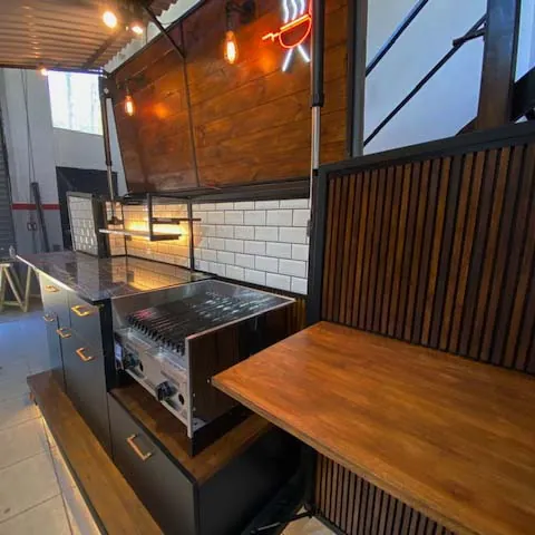 Terminaciones de madera y metal de una KitchBox en el taller